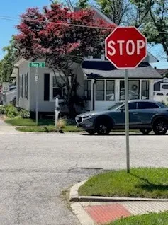 spartan-pole-cover-before-stop-sign